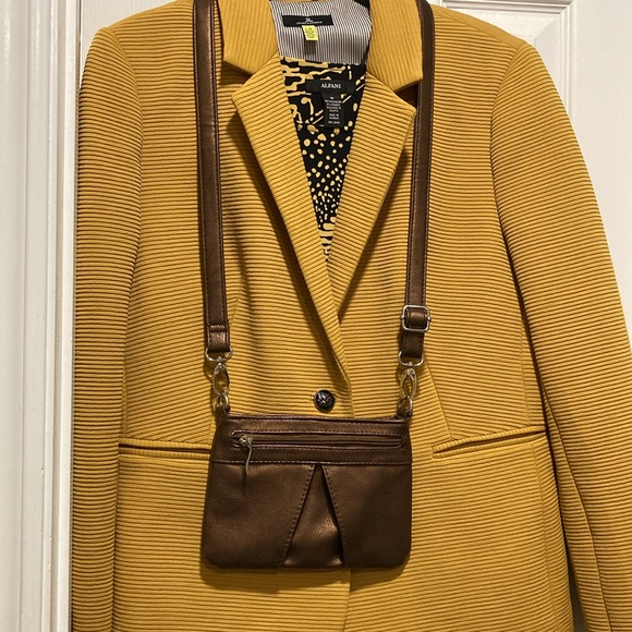 NWOT - Copper Coloured Crossbody Bag Adjustable Strap V Front Zippered Pocket - Picture 8 of 16